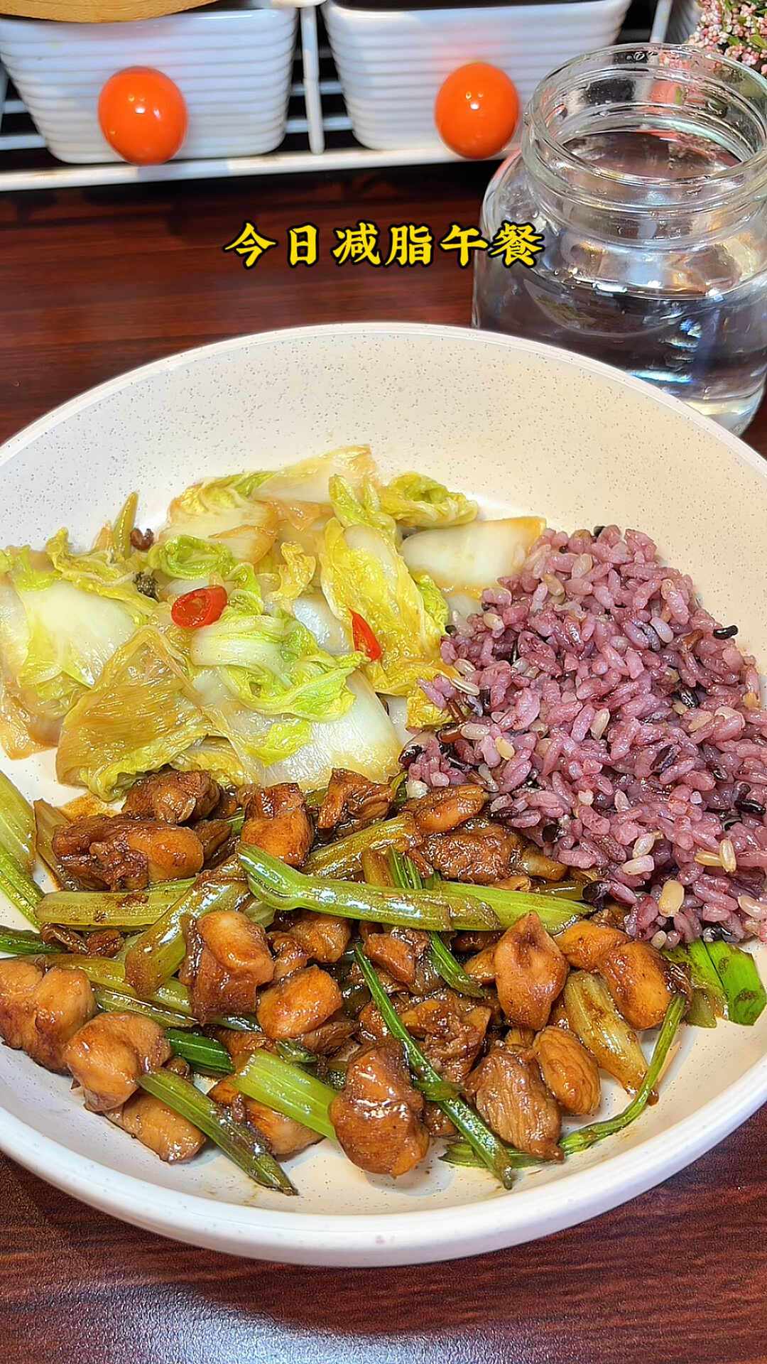 出伏撞上处暑,一拨人劝你贴秋膘,一拨人劝你秋天断食:翻了近百篇帖子和国家肥胖症诊疗指南,谁该跟谁别跟一次说清