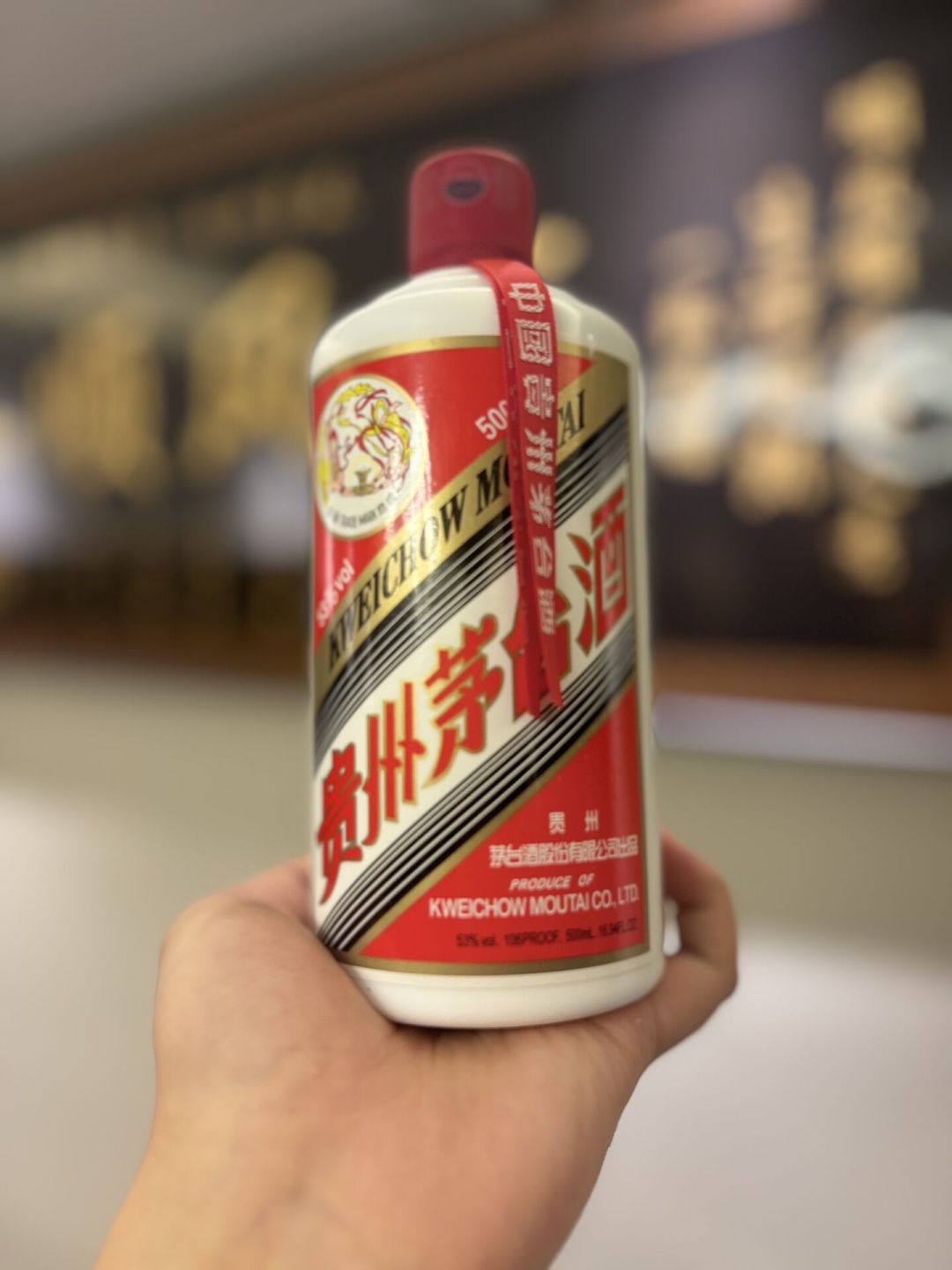 “流通渠道沉淀1—2亿瓶飞天,要成堰塞湖”?茅台在业绩说明会给出三个数据,第一个对存酒的人最值钱