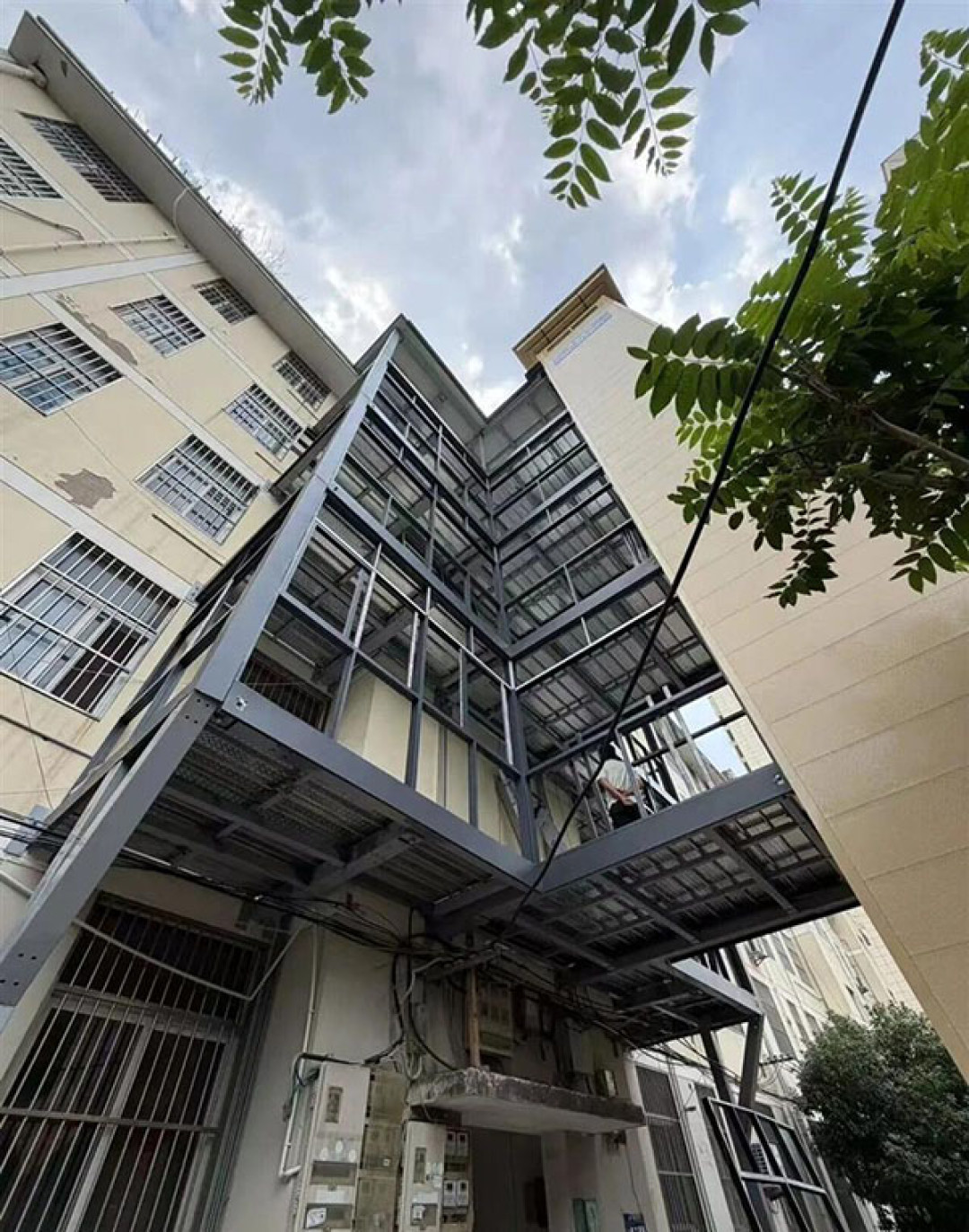 加装电梯,国债补贴能出七成?翻完政策、停工现场和后悔帖,我把签字前要算的4笔账理清了