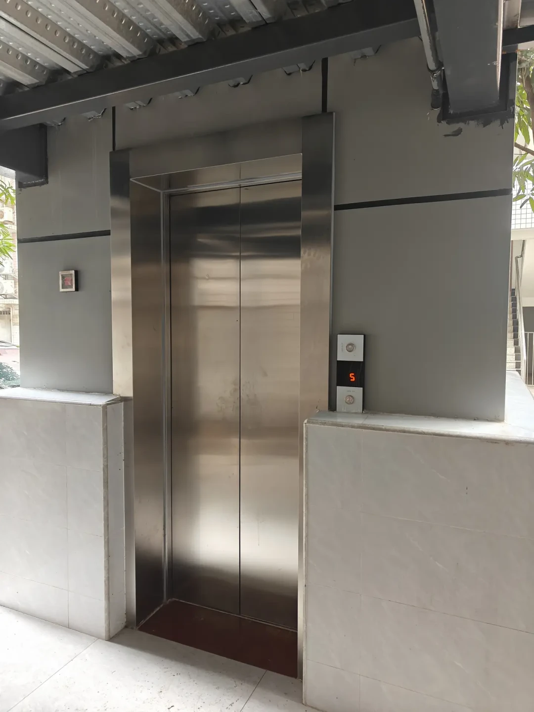 加装电梯,国债补贴能出七成?翻完政策、停工现场和后悔帖,我把签字前要算的4笔账理清了