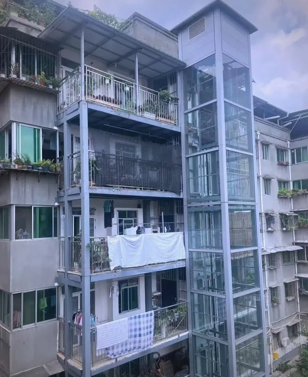 加装电梯,国债补贴能出七成?翻完政策、停工现场和后悔帖,我把签字前要算的4笔账理清了