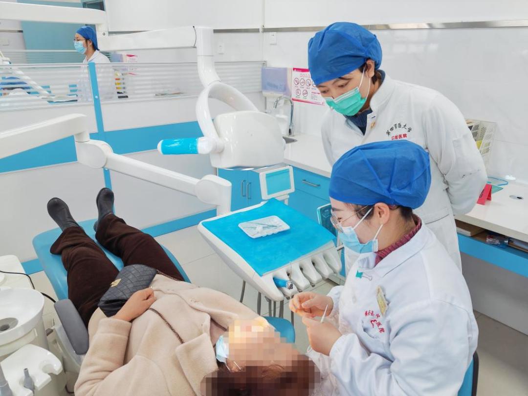 张嘉佳凌晨五点的牙科急诊帖4500多赞、上千条评论喊疼:我翻完全网几十篇半夜牙髓炎自救帖和各地夜诊记录,理清网传18招哪些真有用、哪几种疼真不能忍