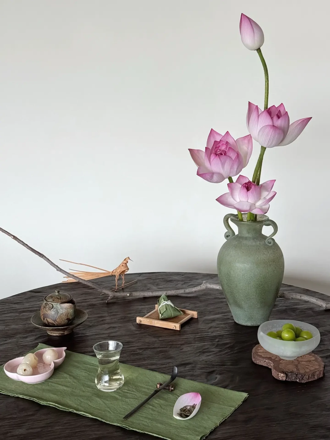 买了一百块的花,还是输给一根狗尾草:对了全网约50篇茶席插花帖,中式插花的3条规则、3档预算和4条红线