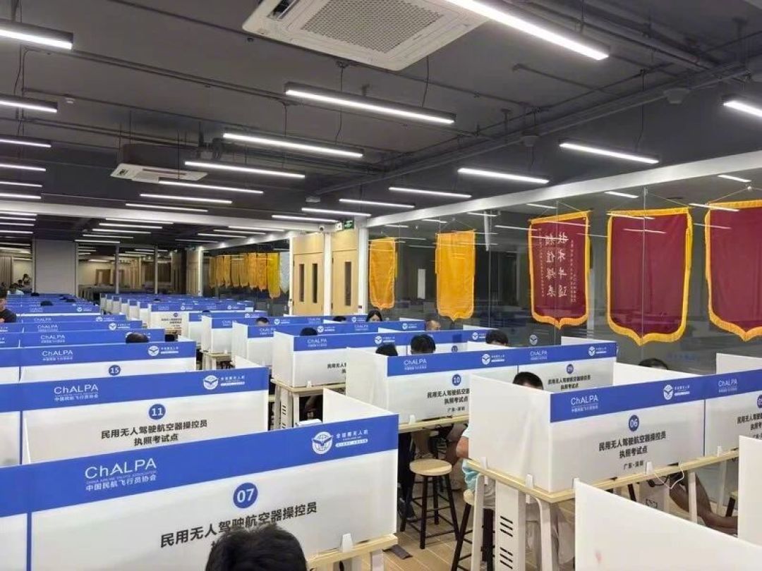 一边是1600人挤着报考，一边是飞手说找不到工作：无人机执照要不要考，交学费前先算清这三笔账