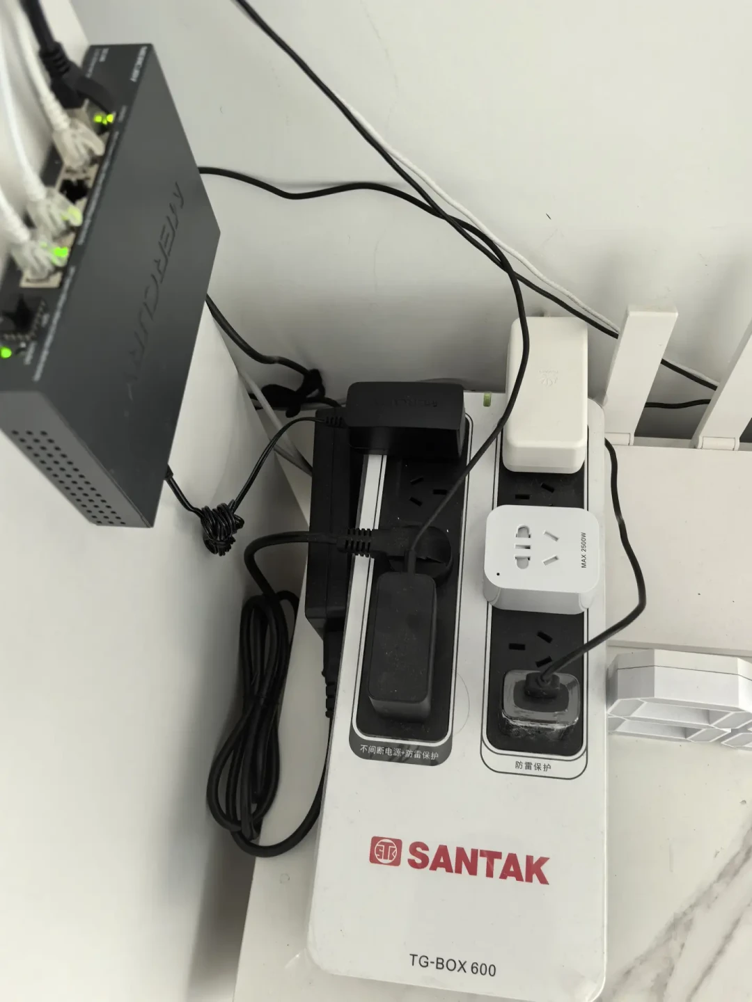 硬盘涨了一倍，你买UPS保护它，结果UPS先把NAS烧了：对完两条维修记录和几百条评论，杂牌12V锂电是最大的坑