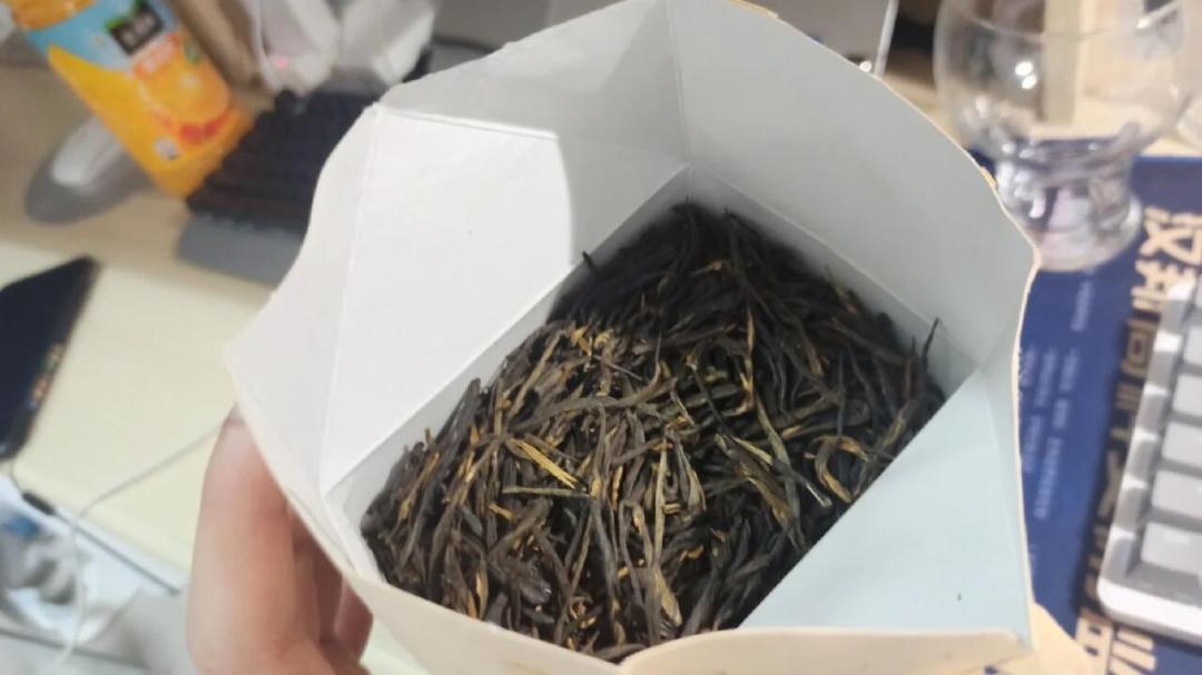 出伏后红茶进入换季期:凤牌今年涨价又上新,秋冬囤茶前先把这笔账算明白