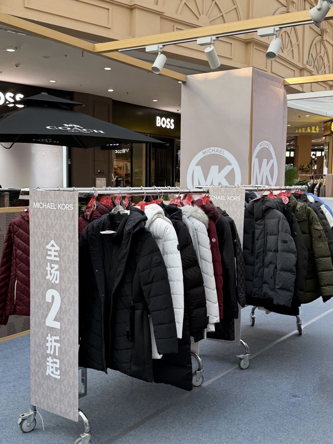 监管曾认定Coach和MK“太像不能合并”,两年后一个涨价翻红、一个跌进奥莱2折:预算1000-3000想买哪个,我把账算清楚了