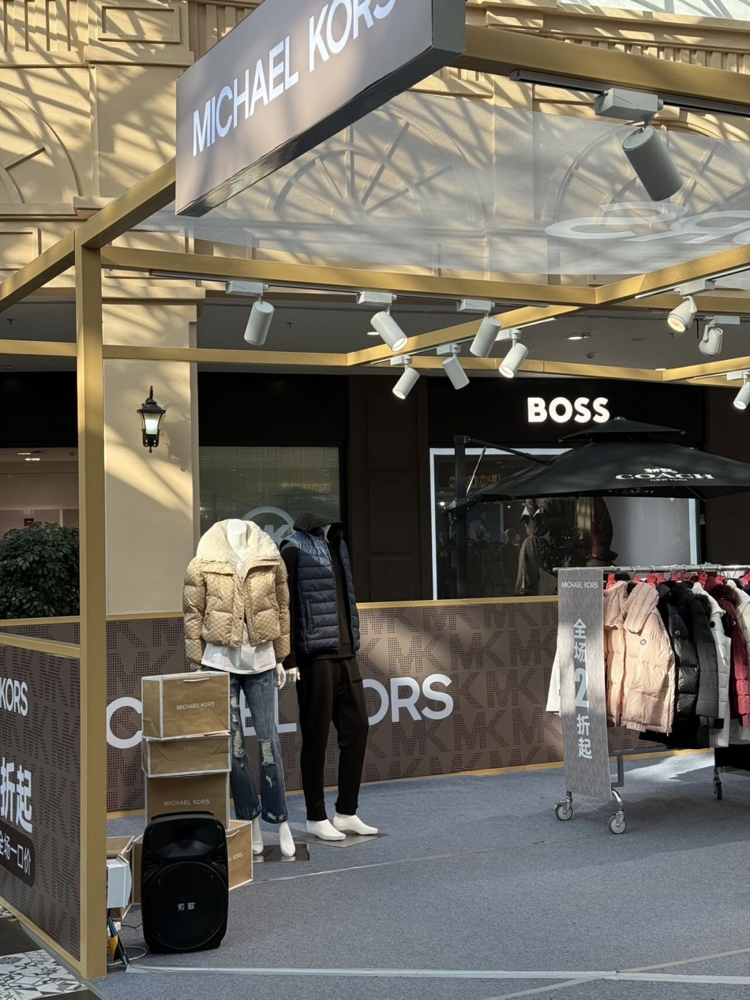 监管曾认定Coach和MK“太像不能合并”,两年后一个涨价翻红、一个跌进奥莱2折:预算1000-3000想买哪个,我把账算清楚了