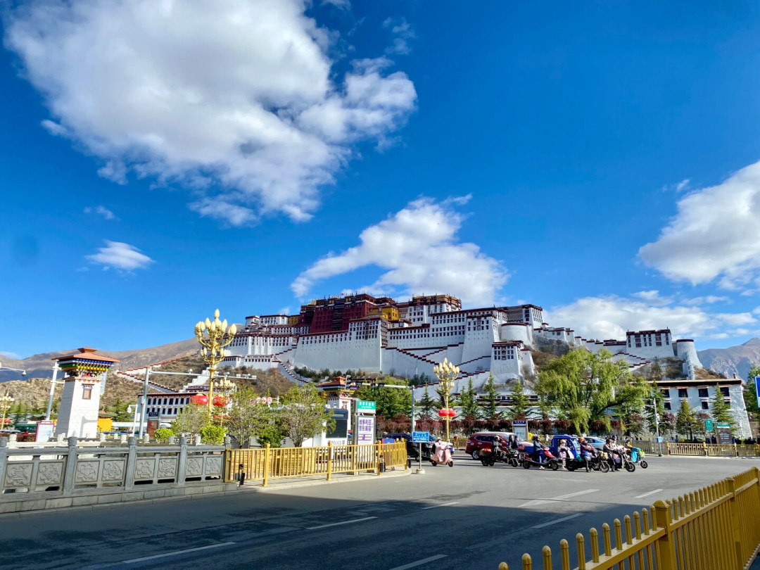 「踏板是最不适合摩旅的车」?这条评论获赞的同时,一辆UY125已经骑了两万公里进新疆