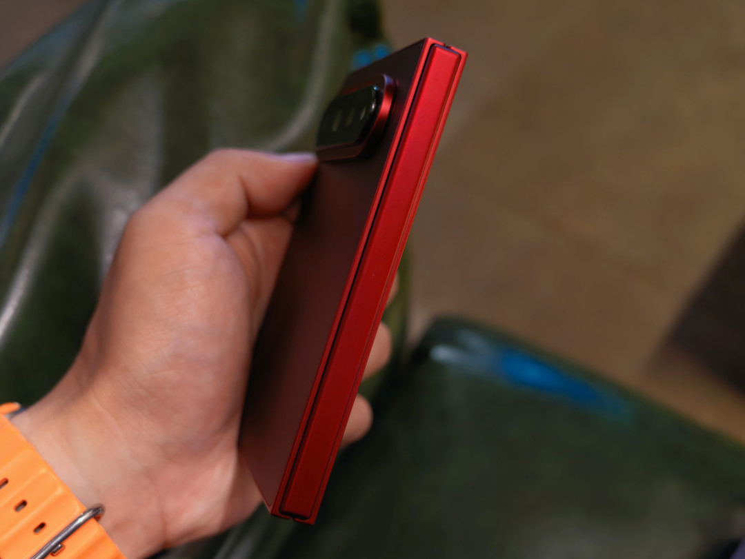 小米 18 Fold 真实上手：5.38 英寸装进口袋，7.58 英寸展开刚刚好