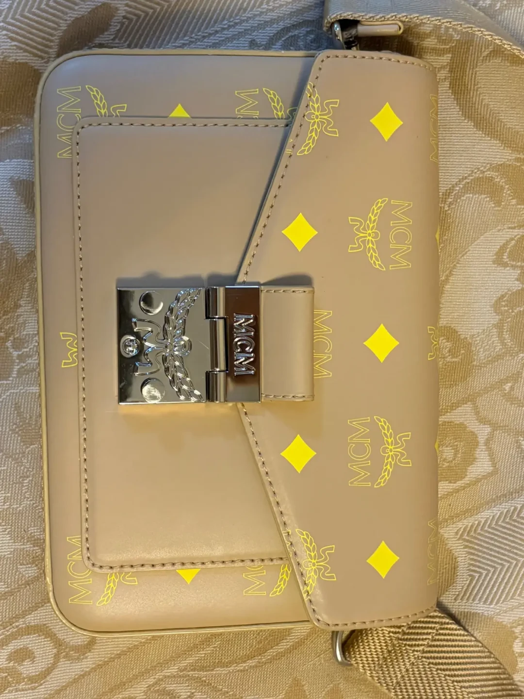 专柜五六千的MCM,二手挂230到1460:翻完8月的闲置帖,保值率这事我想明白了