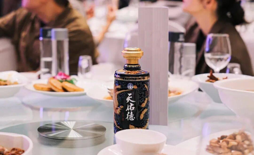 天佑德退守西北、省外营收再降36%:对省外想喝的人来说,一扇门在关上,一扇门在打开