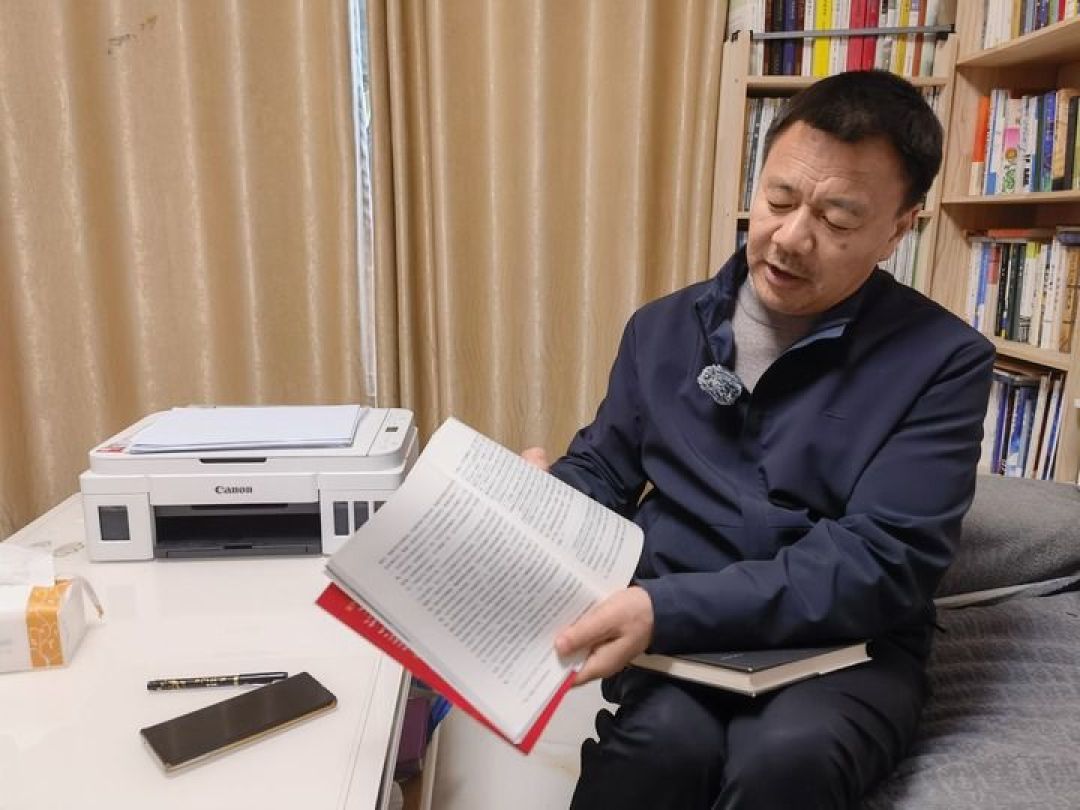 下单鲁奖获奖诗集《低处飞行》前先核对:搜书名会跳出另一本书,它的内容有三个被误会的地方