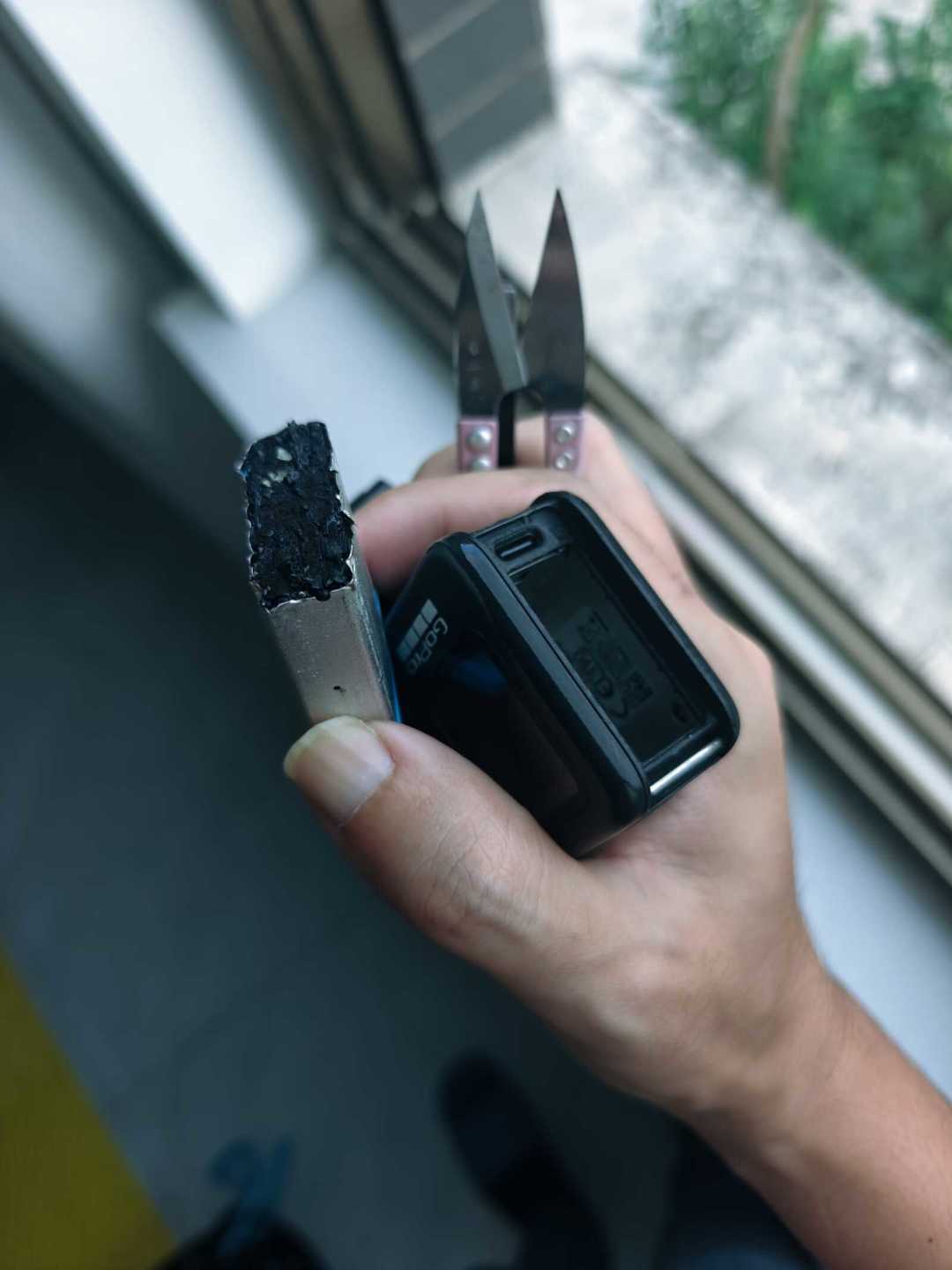 两天两台GoPro,电池都鼓包卡住了:一个硬拔报废整机,一个整机保住——差的就是这几步