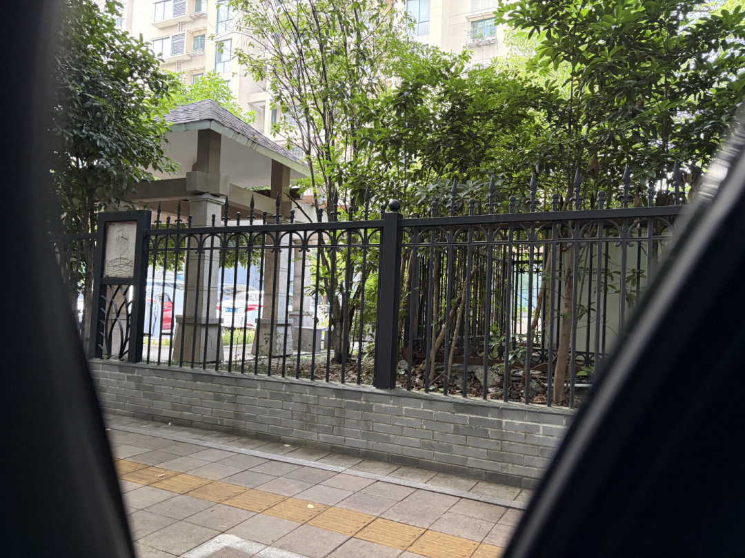 留条缝就能开空调睡?我扒了今年夏天的3起事故,问题真不在窗户