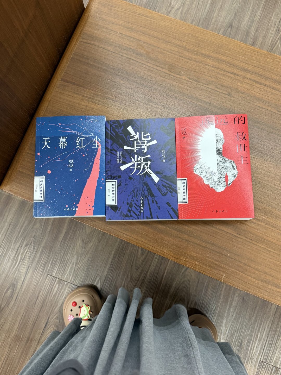 我算了算丁元英的“王庙村杀局”:剧里严丝合缝,现实里三本账都不成立,赚钱的是卖“天道商学”的人