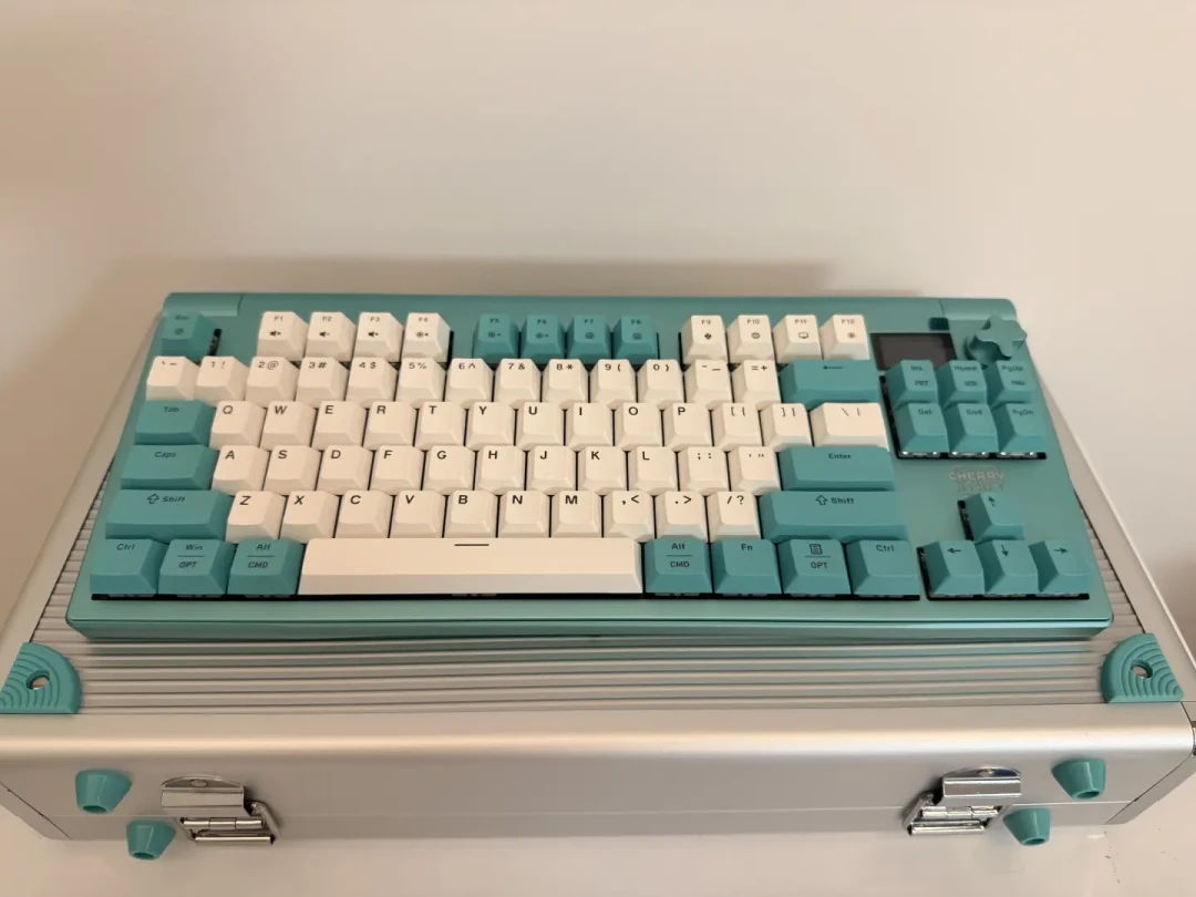 樱桃马卡龙卖了38天:同一把MX8.3 PRO,标准色跌到1755元,还该为「蒂芙尼蓝」多掏2149元吗?