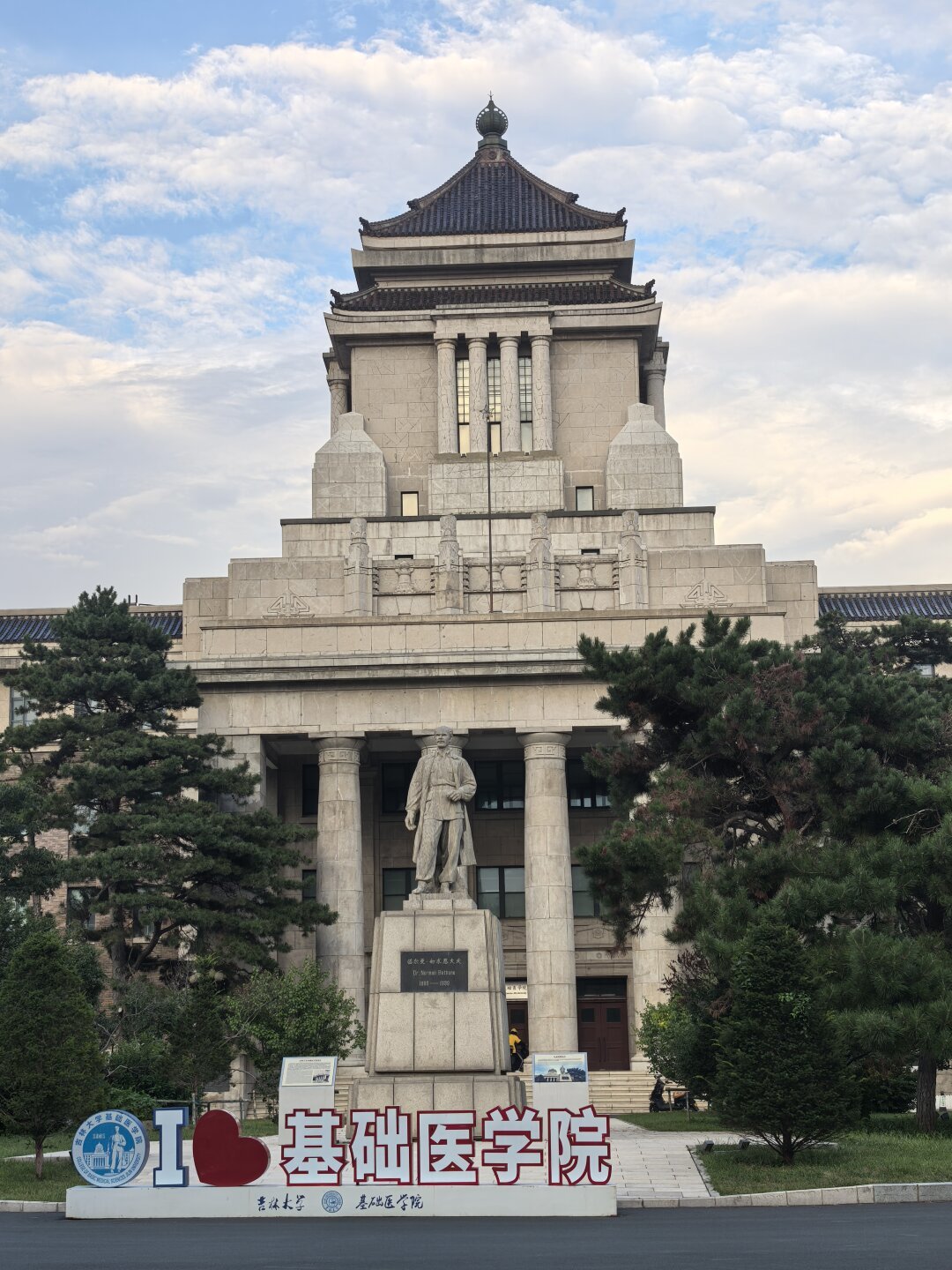 长春电影节明天开幕:《大闹天宫》老海报孤品首亮相,五行山下压着的孙悟空也营业了,这是今年长春最值得逛的一周
