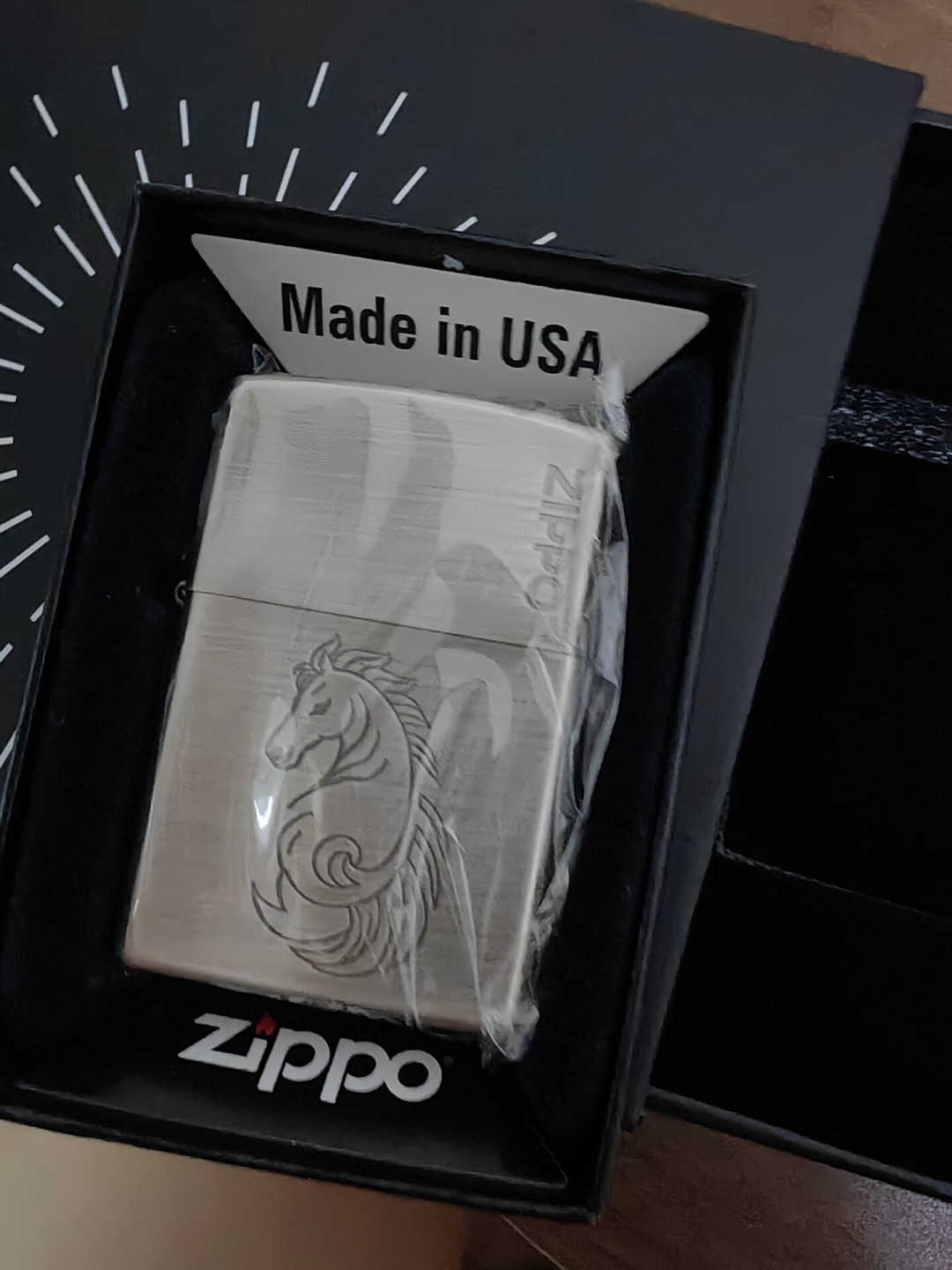Zippo 到手铰链晃、打不着火？先别急着花钱修：官方保修、维修铺、DIY 三条路的成本账