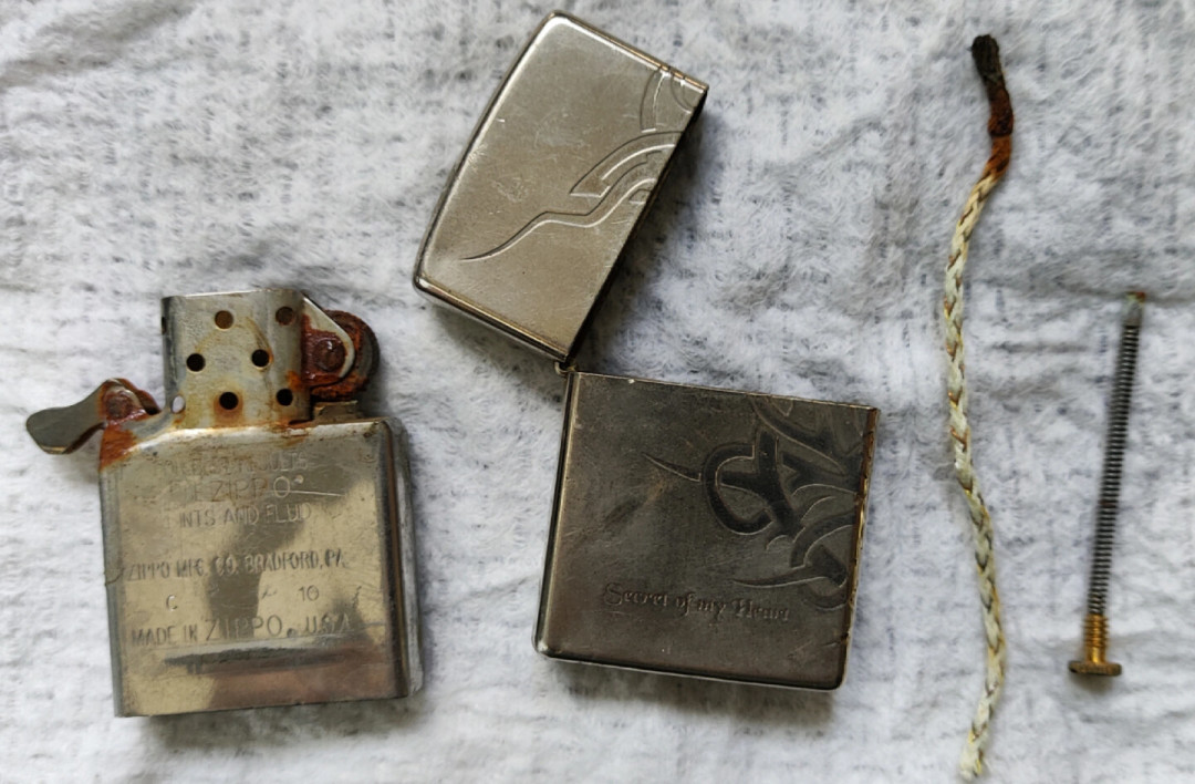Zippo 到手铰链晃、打不着火？先别急着花钱修：官方保修、维修铺、DIY 三条路的成本账