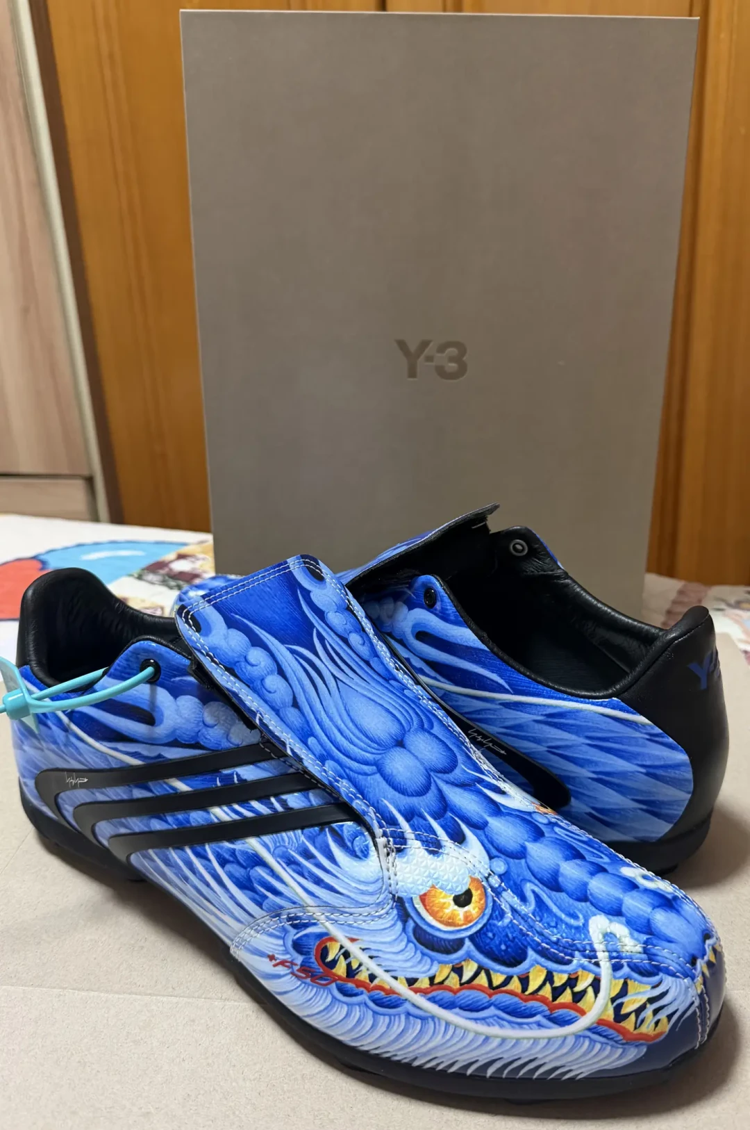 Y-3神兽足球鞋进入第二波:龙争虎斗要来了,为情怀买单前,先看鞋底有没有钉