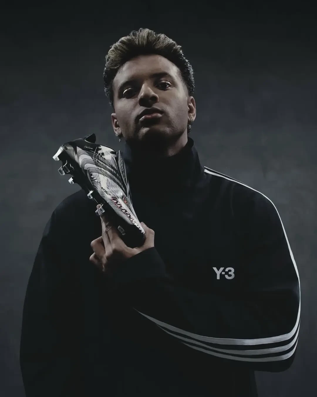 Y-3神兽足球鞋进入第二波:龙争虎斗要来了,为情怀买单前,先看鞋底有没有钉