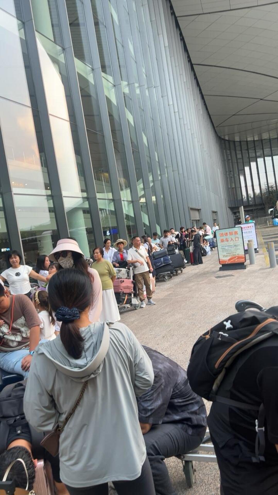 国航多航班备降,有人被困机舱3小时错过国际转机:“天气原因”不是全免,备降食宿和免费改签是规定写明的