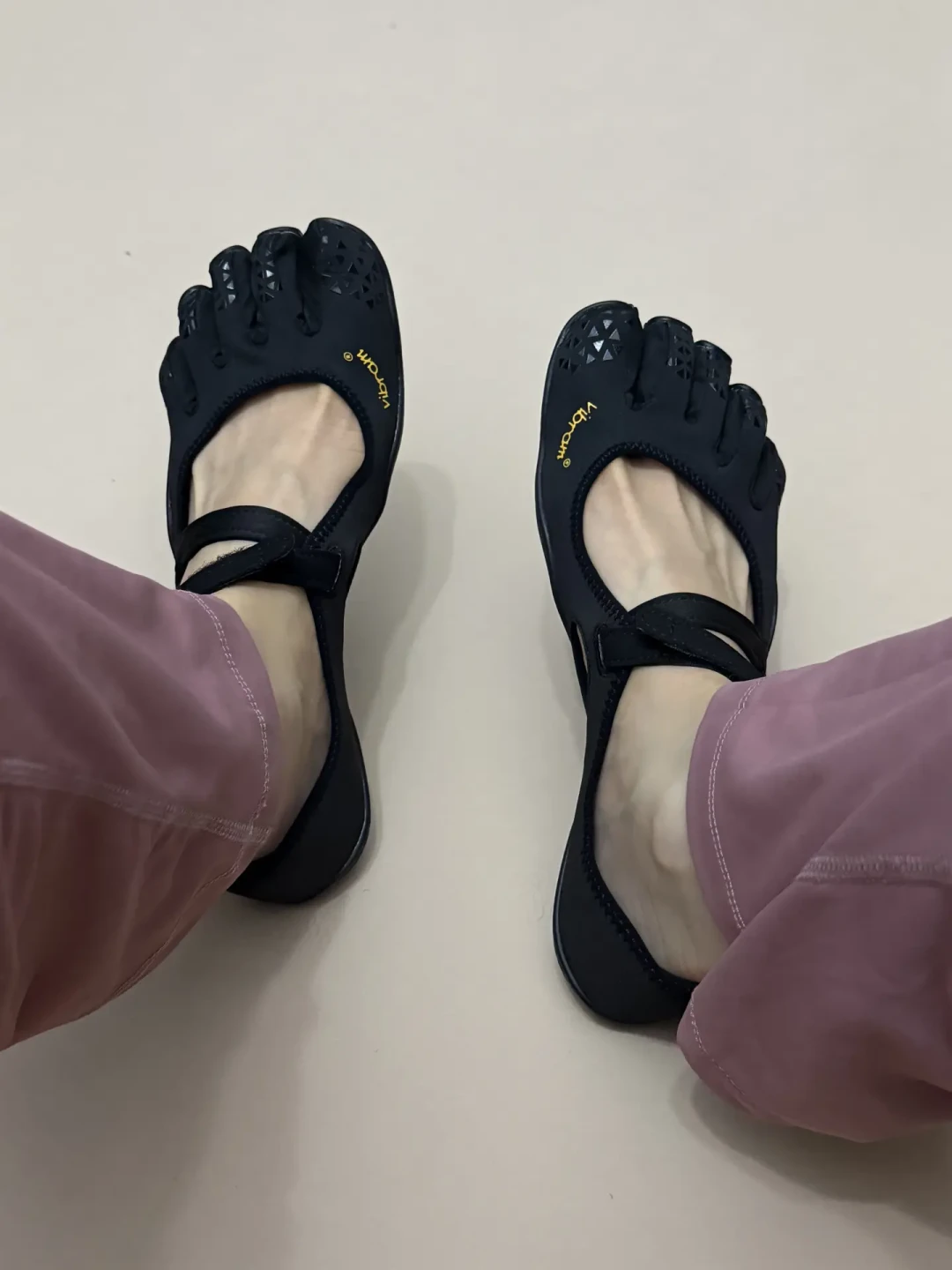 客服说“撸铁超40公斤要换力量款”,但有人穿瑜伽款做200公斤臀桥:健身房五指鞋,先选场景再看价