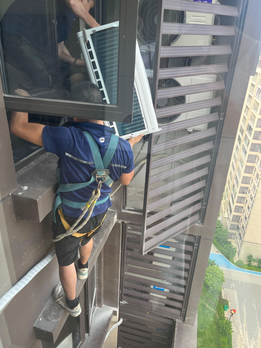 2死1重伤1窗台获救：翻了今夏的空调高空作业事故，我搞清了业主要在什么情况下赔钱