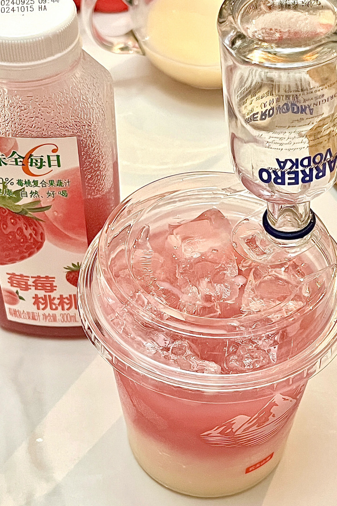 同款鸡尾酒在家调9.9元,酒吧卖128元:我把绝对伏特加最火的6个便利店调酒配方横评了一遍