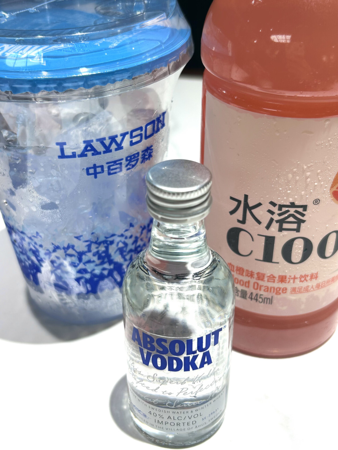 同款鸡尾酒在家调9.9元,酒吧卖128元:我把绝对伏特加最火的6个便利店调酒配方横评了一遍