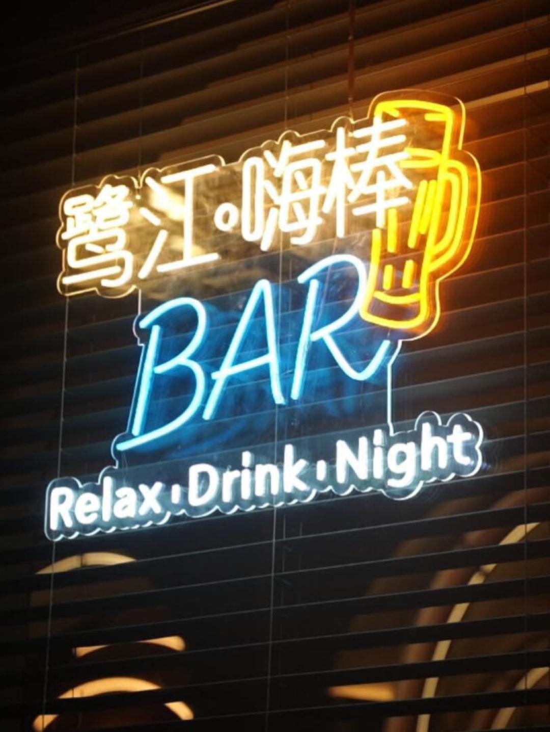 金宾五六十块,角瓶一百上下:同为三得利两款嗨棒酒,哪瓶更值得囤?