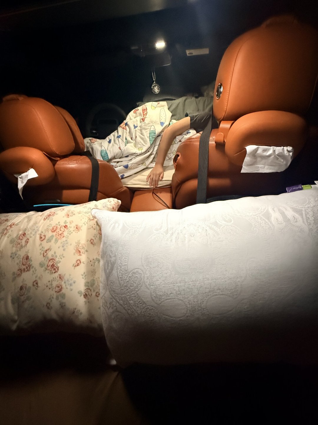 床车露营爆火,但别急着买车改装:3条试睡路线,最低50块,先验证你能不能睡车里
