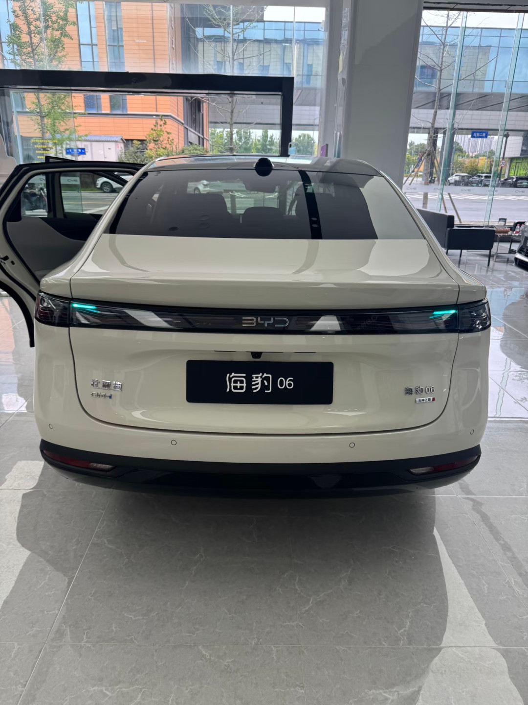 “9分钟充饱”是说给纯电听的:秦MAX、海豹06双子星上市,选油电之前先想清楚这件事