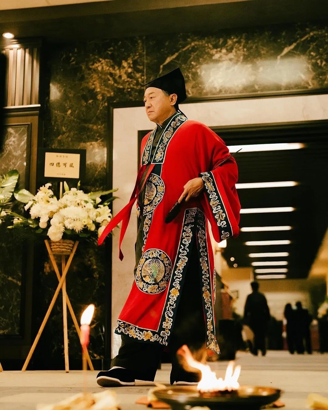 许冠文1993年的《抢钱夫妻》,2026年正被年轻人当“预言”翻出来