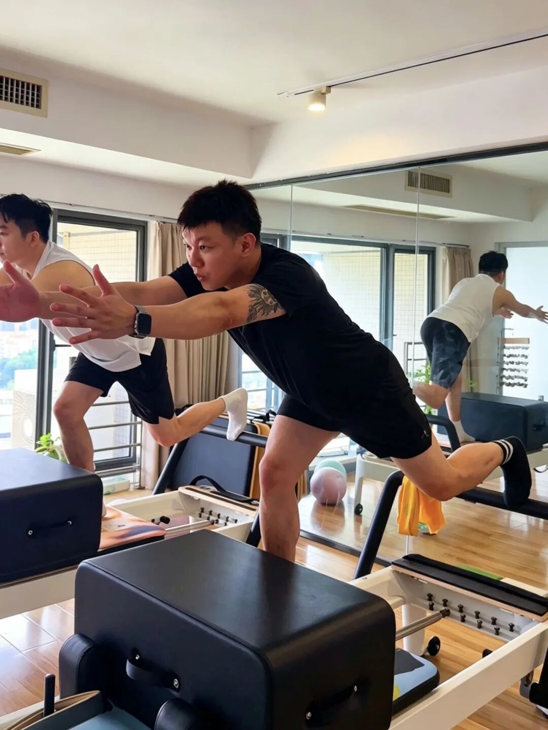 男生练普拉提被说