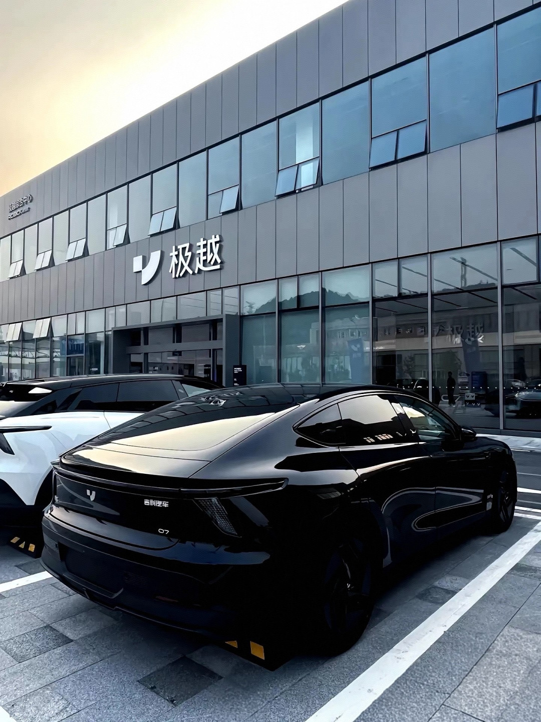 11万的极越07被组团抢购?“倒闭车”的便宜是真的,但这四笔账要先算清