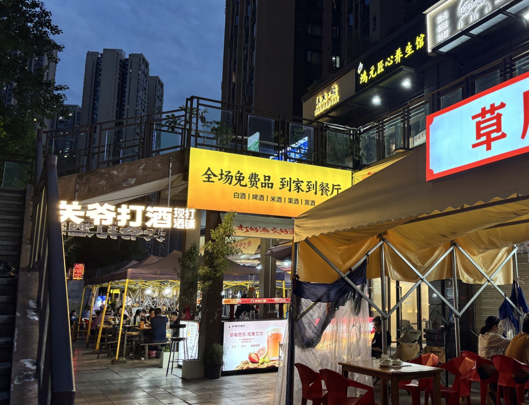 口子窖开始卖散酒了,四十多块钱起,打酒铺已开出14家:名酒放下身段的这波便宜,值不值得占?我把该去的人和要避的坑都捋清楚了
