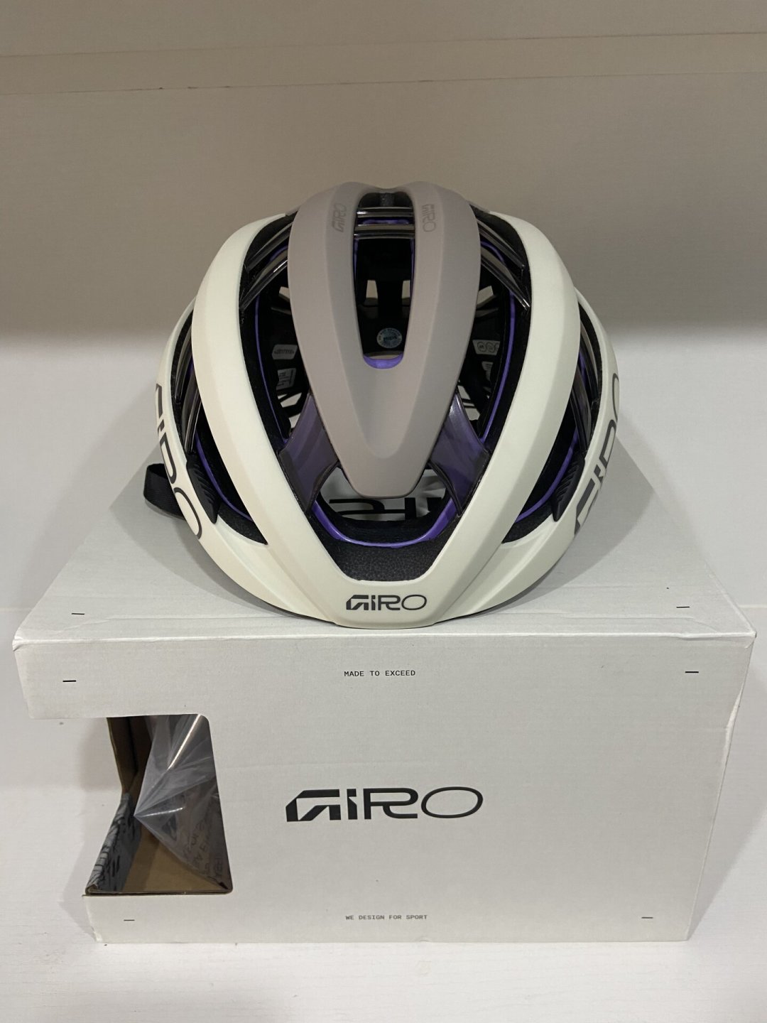 标准色2380元,队版2680元,有的配色有钱也难买到:把Giro头盔的涂装档次、溢价和现货一次说清