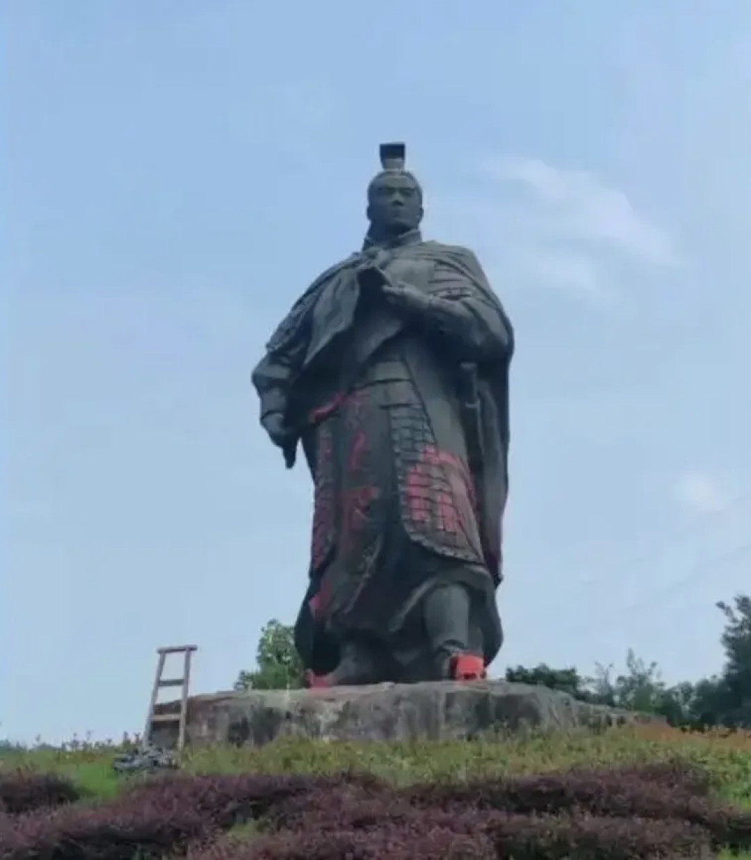周瑜雕像被泼漆，全网替他急了：被《三国演义》藏了几百年的真实周瑜，值得被看见（附庐江朝圣信息）