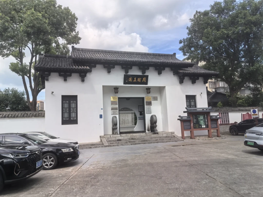 周瑜雕像被泼漆，全网替他急了：被《三国演义》藏了几百年的真实周瑜，值得被看见（附庐江朝圣信息）