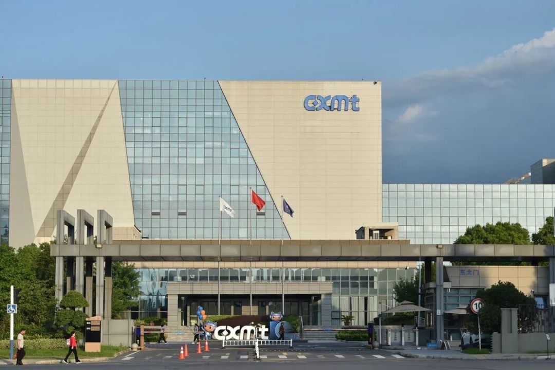 三台Mac串联跑406GB大模型:内存危机下,Apple Silicon玩家把“加钱堆内存”换成了“组队”