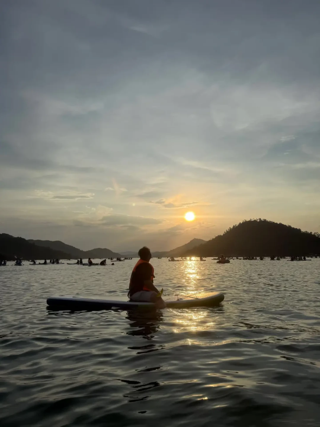 水里泡着≠不出汗:明天出伏,夏天最后一场玩水前,把补水这笔账算清