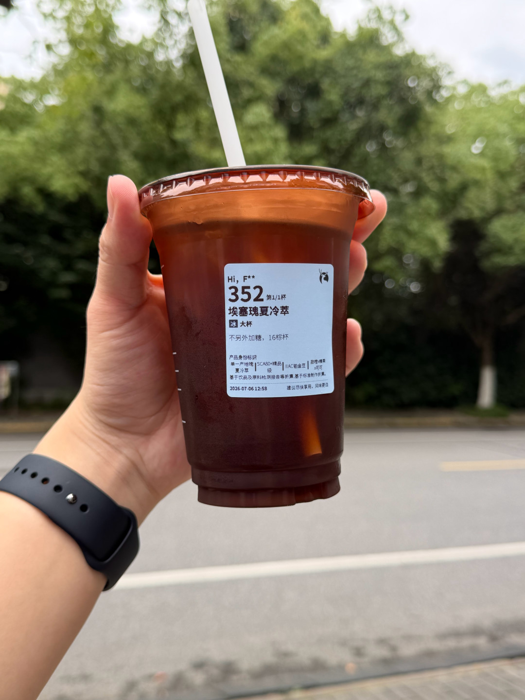 冷萃从来不是“现萃”的:瑞幸泡18分钟,星巴克泡14小时,你多付的钱到底花在哪
