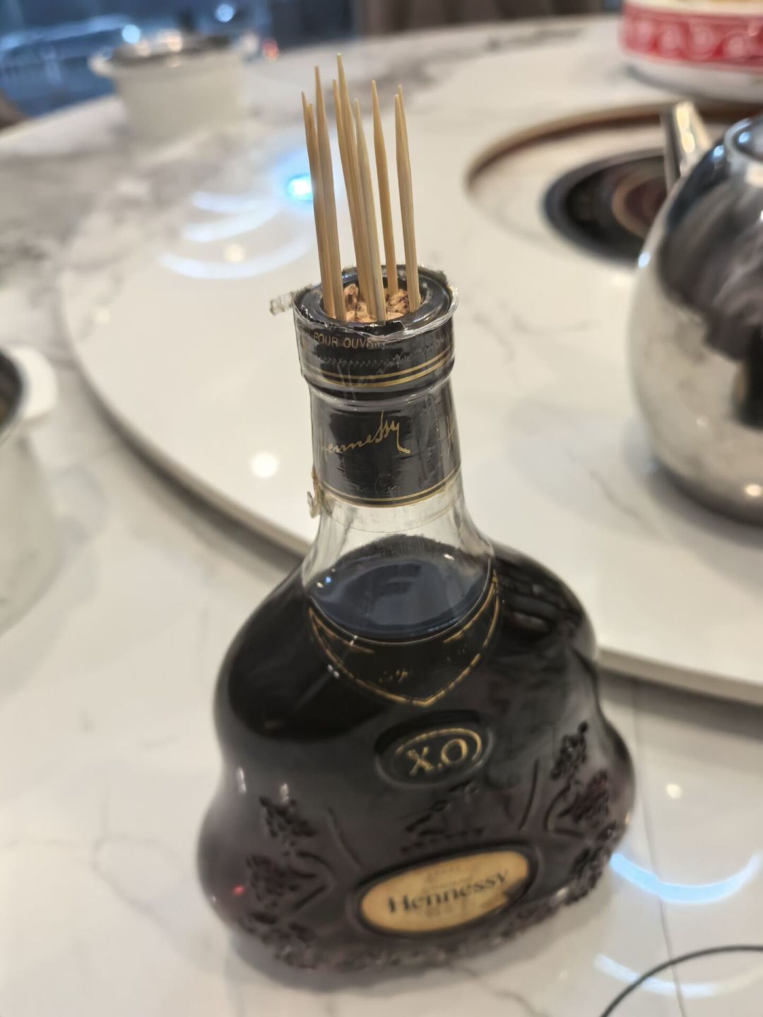 柜子里趴了20年的那瓶XO:它没过期,但开瓶前先弄清这三件事
