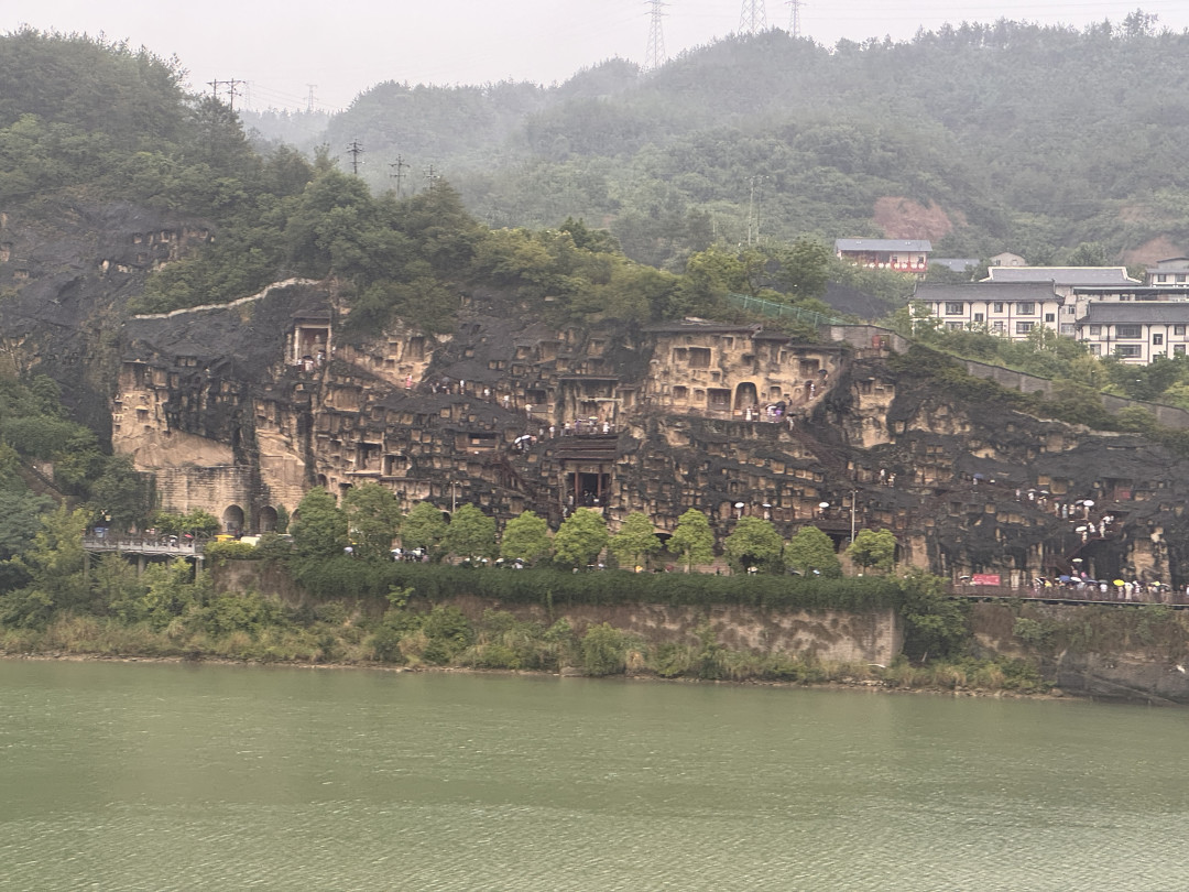 西成高铁车窗一闪而过的石窟，是首批国保：认准左侧车窗，35元值得下车看