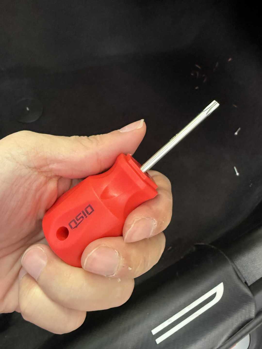 大灯被“加密”,换刹车油报故障码:换了电车,哪些修车活儿还能自己动手?