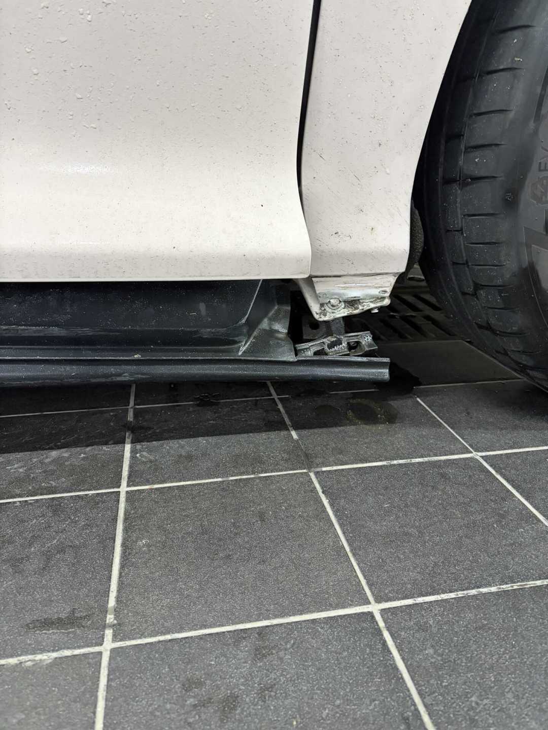 大灯被“加密”,换刹车油报故障码:换了电车,哪些修车活儿还能自己动手?
