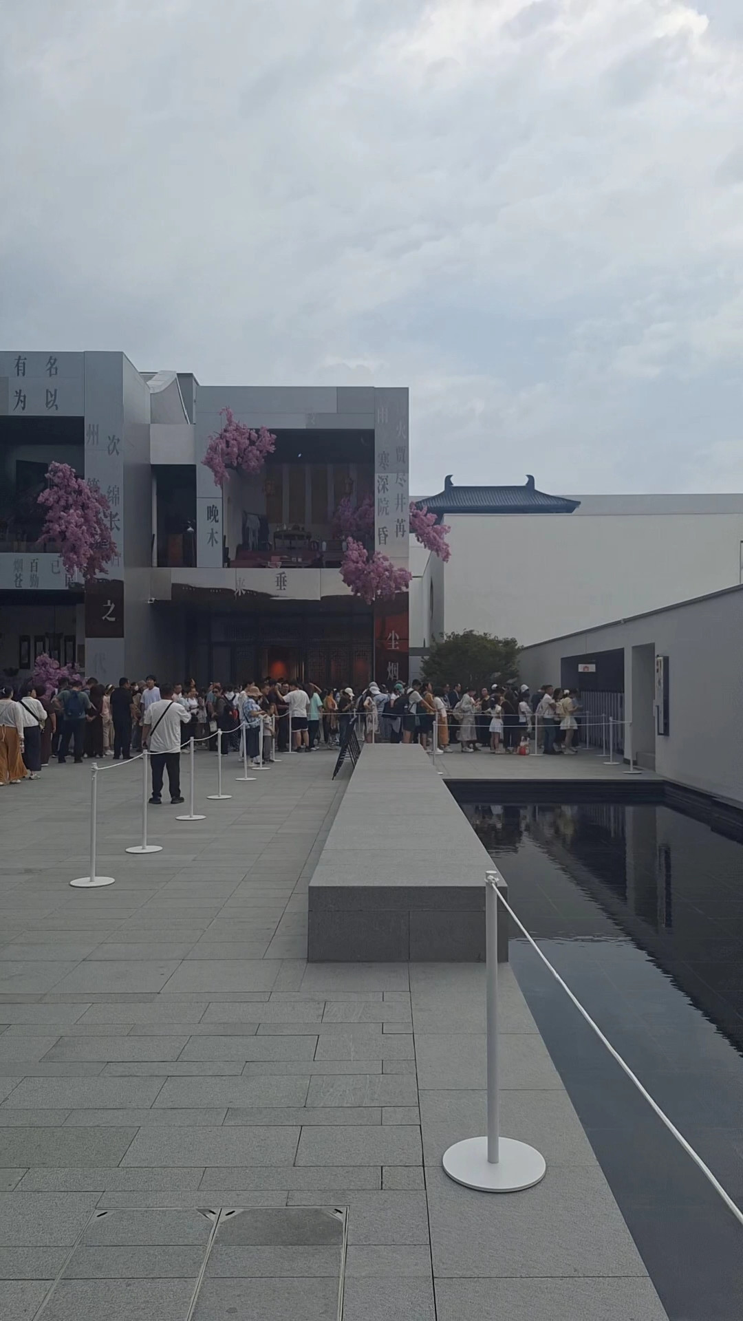 翻完「只有红楼梦」八月的排队帖:从暑假尾到国庆,3个入园窗口和一套避峰公式