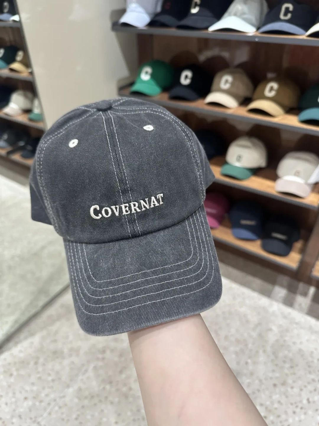 SANA接棒COVERNAT,但最值得先入的是那顶棒球帽:大标还是小标,怎么买才不花冤枉钱